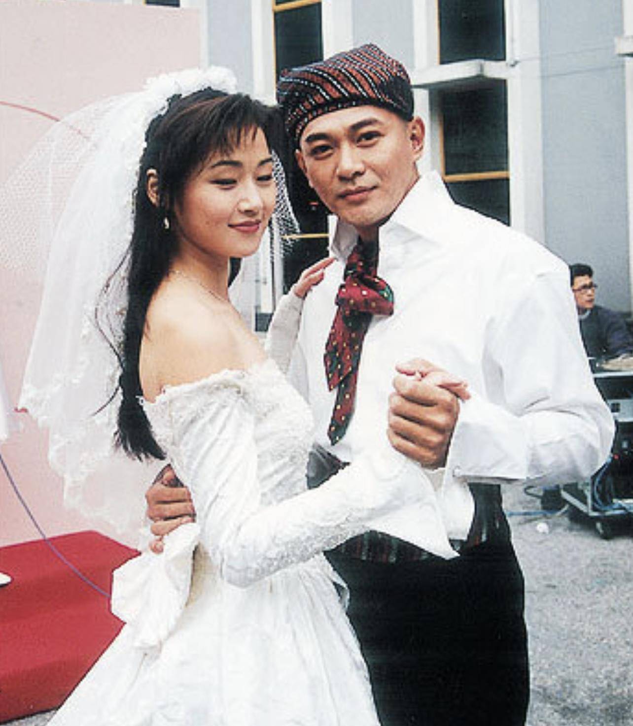 很快,江华找到了新欢万绮雯,但麦洁文显然无法忘记他.