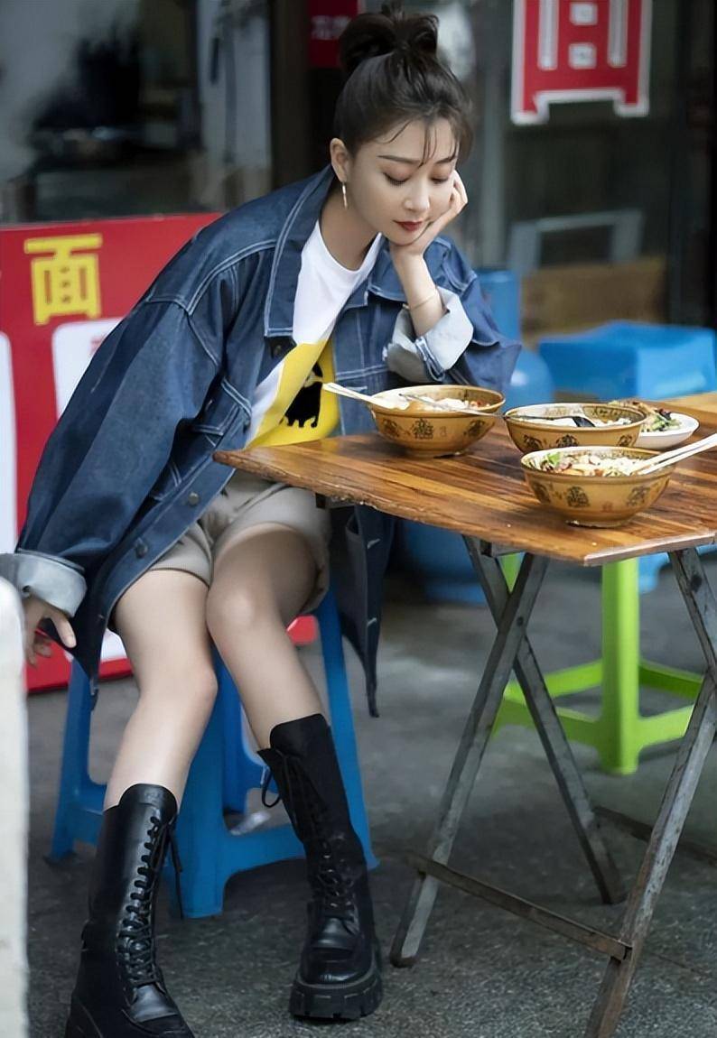 殷桃街边吃面被偶遇!