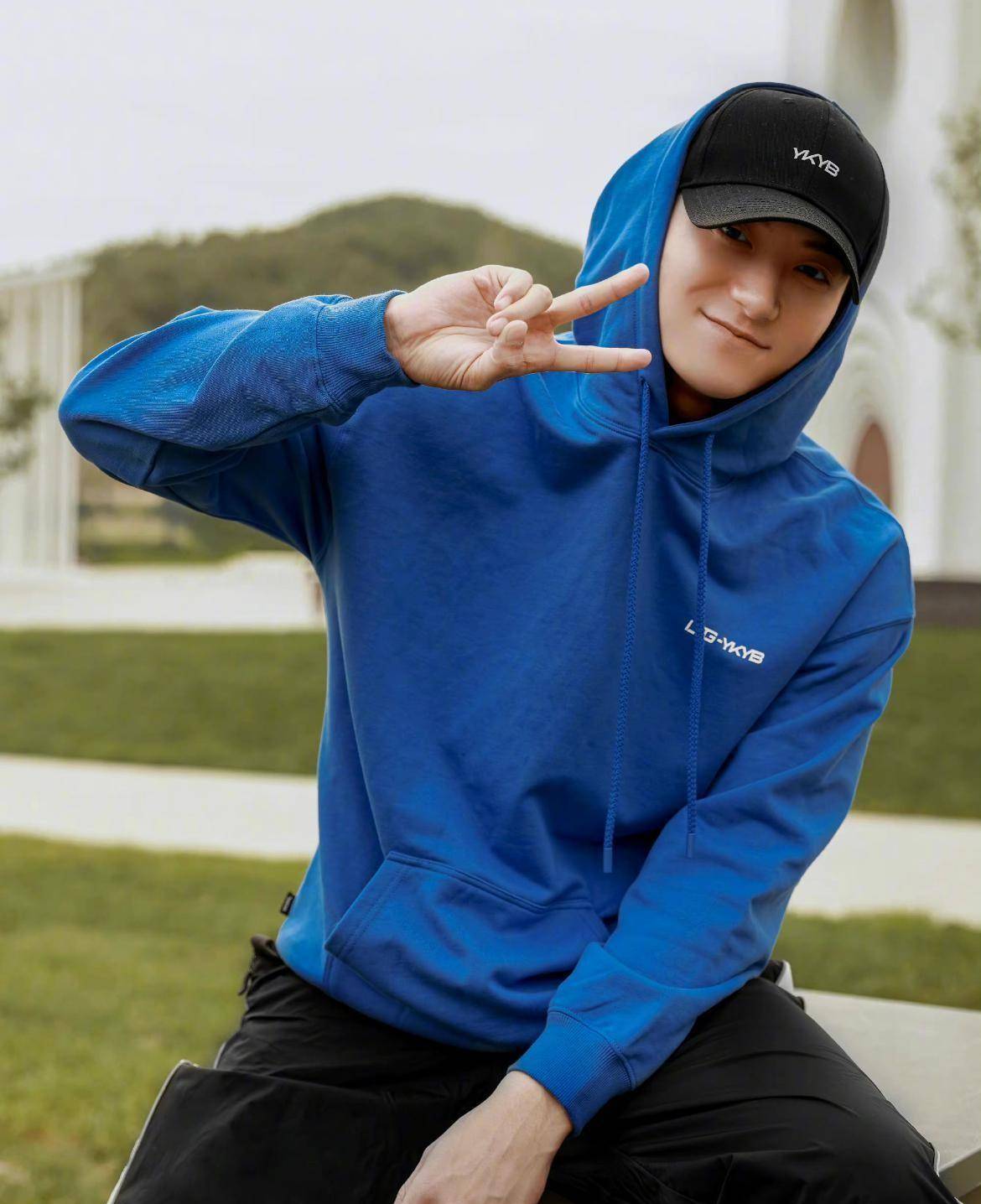 黄子韬直播穿女装,网友夸他身材太好,笑点多,这样的明星不多见_内衣