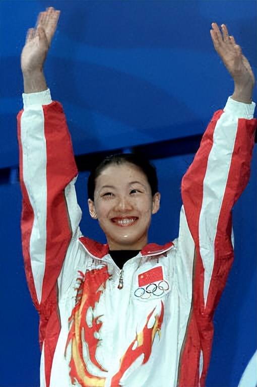 伏明霞:嫁大26岁富豪,婚后连生三胎,如今一家五口其乐融融_跳水_父母