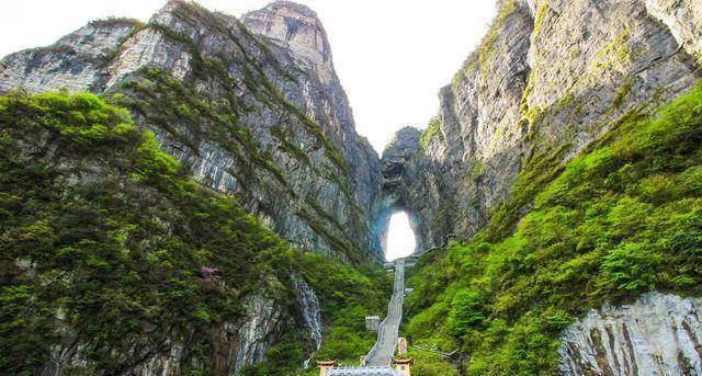 张家界海拔最高的山，有世界罕见天门洞，是独特的喀斯特地貌