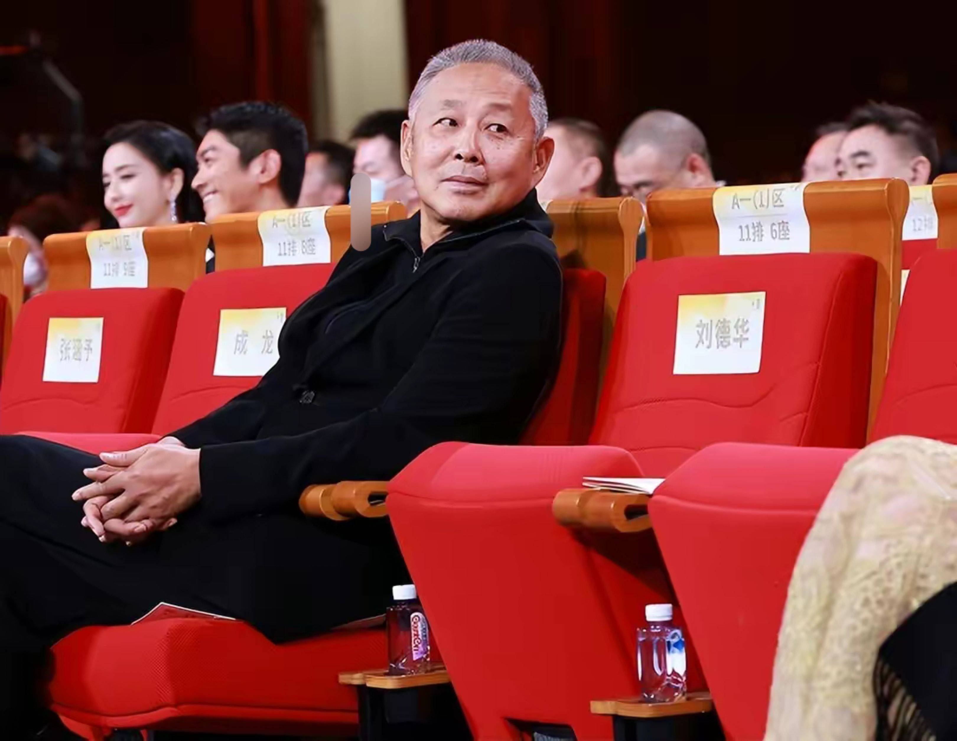 陈道明真正优雅到老:穿衣得体,身材不走样,有了白发气质也高级_帽子