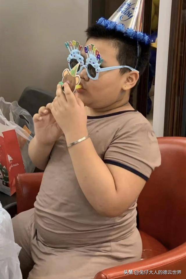 郭德纲小儿子郭汾阳近照曝光,长高了,吃胖了,更像哥哥郭麒麟了_视频