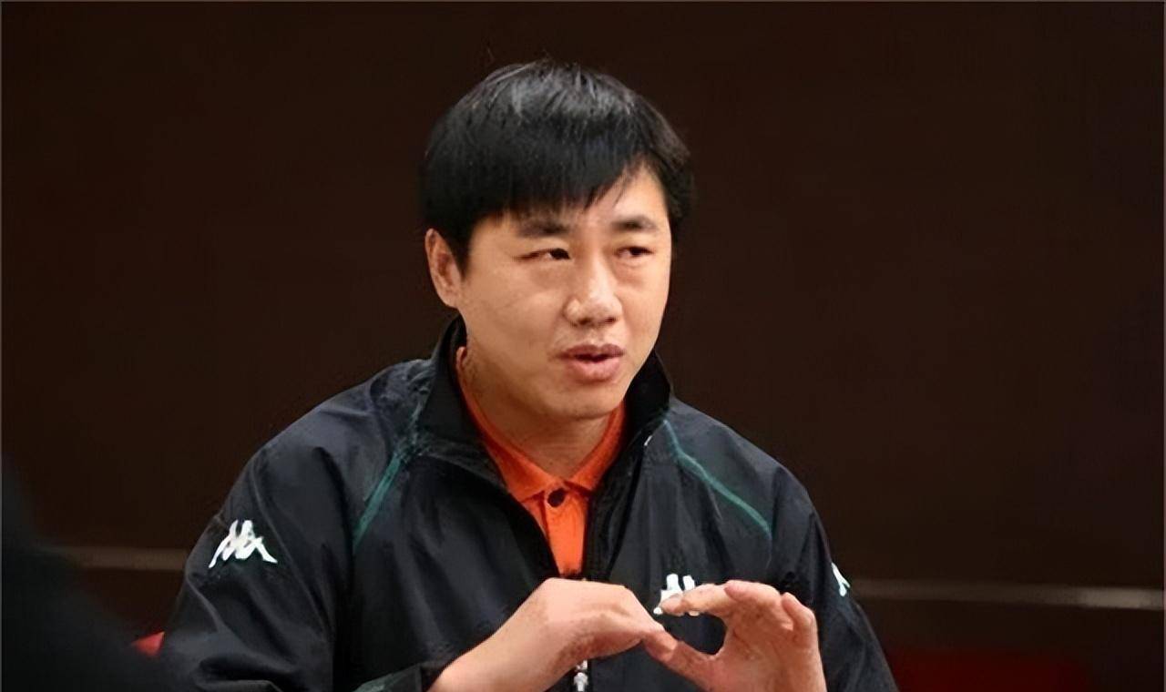 著名央视主持人陶伟,2012年去青岛旅游猝死,生命终止在46岁_足球运动