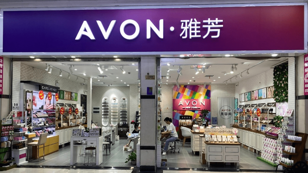 专卖店改造为提供专业肌肤检测,护肤成分教育和体验定制产品的新场所