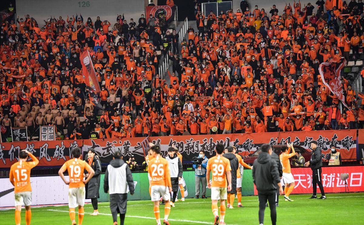 卓尔盘点 -"牛"转乾坤 活出属于武汉球迷心中的模样_赛季_李霄鹏_比赛