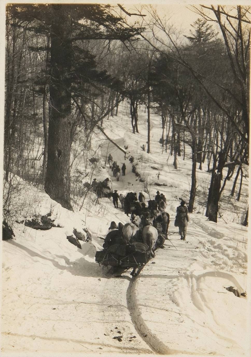 老照片:1925年日本人镜头里的吉林,低矮的小屋被纷飞的大雪覆盖_蛟河