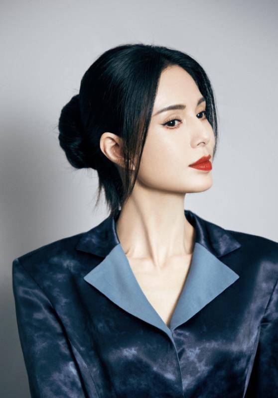 54岁的李若彤不老童颜风采依然, 自爆拍《神刻侠侣》入戏太深, 爱上过