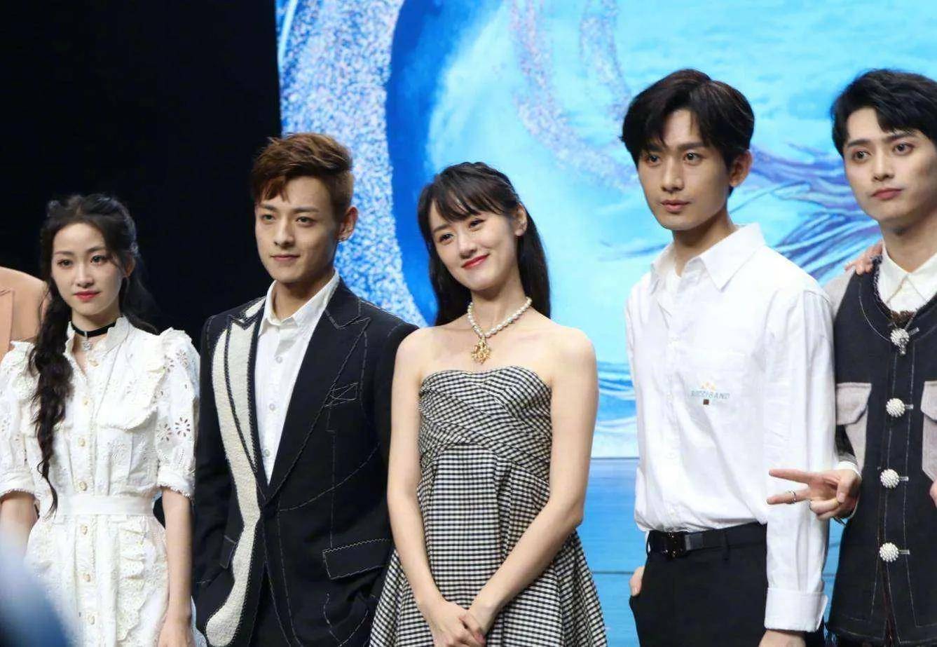 云歌会结束后,成毅被大面积吐槽,袁冰妍则收获了无数怜爱.