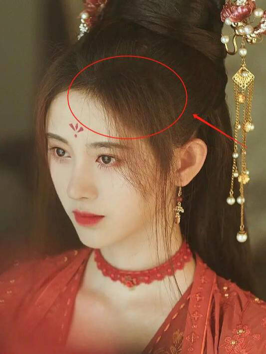 鞠婧祎发际线粉扑太厚,遭网友纷纷吐槽,这是纹了半永久?