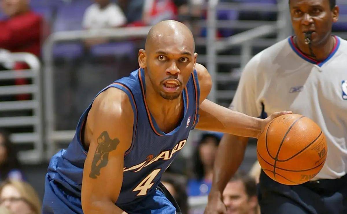 杰里·斯塔克豪斯18年职业生涯签了7份合同,曾被誉为乔丹接班人!