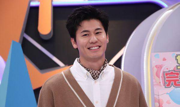 近日,冯天换了综合频道中天《同学来了》,就"完