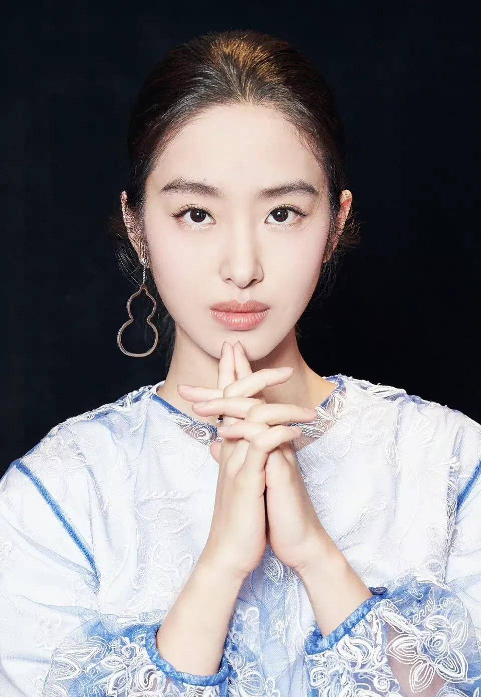 23岁大好年华和大30岁富商陈金飞谈情说爱,杨采钰的野心有多大?