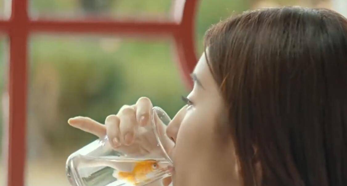 为演戏生吃活物演员:刘亦菲生吞金鱼,张艺兴生吃活鱼_贾乃亮_戏份