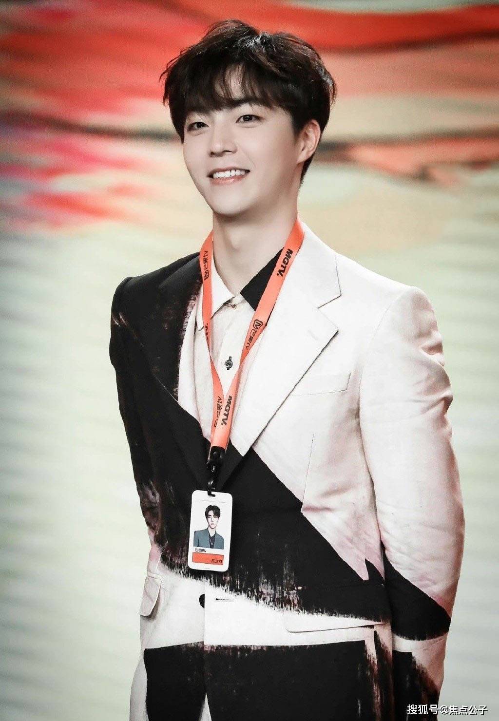 陈立农在现场戴着芒果的工牌满脸可爱笑容,隔着屏幕