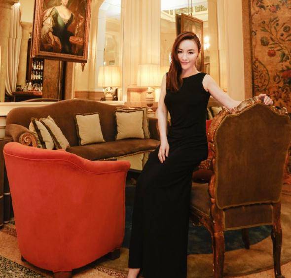 沈腾姐姐曝光,年近50长相年轻,地位显赫是国内三大女高音之一_沈娜