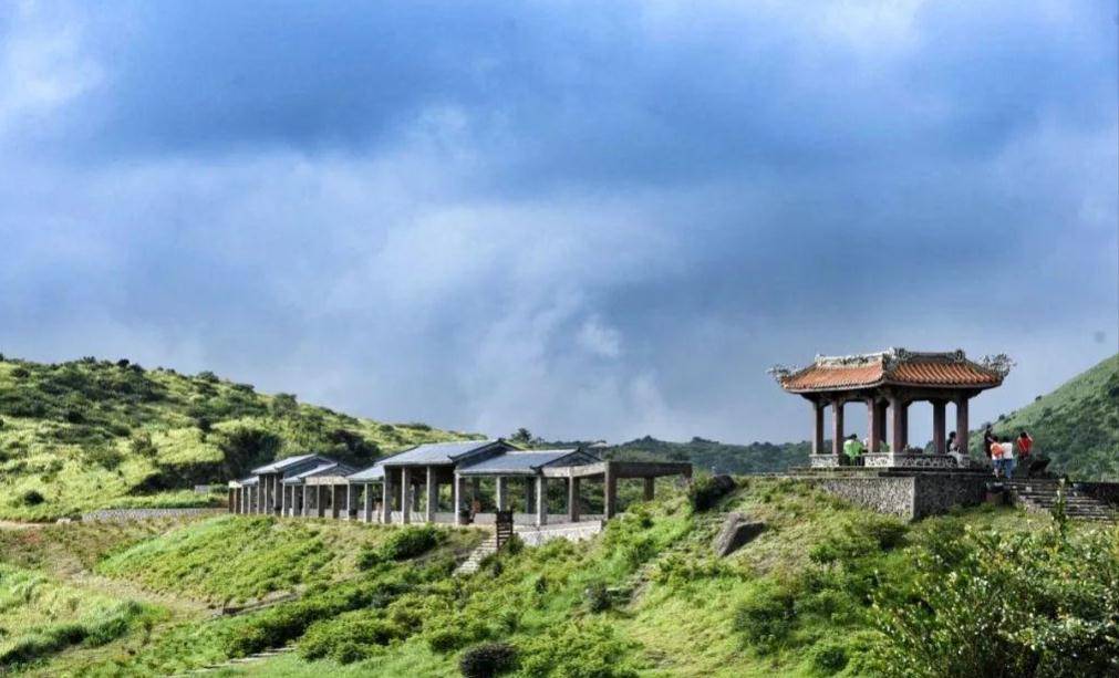 凤凰天池,坐落在潮州市凤凰山脉的乌岽顶部,是一处海拔1325米的地方.