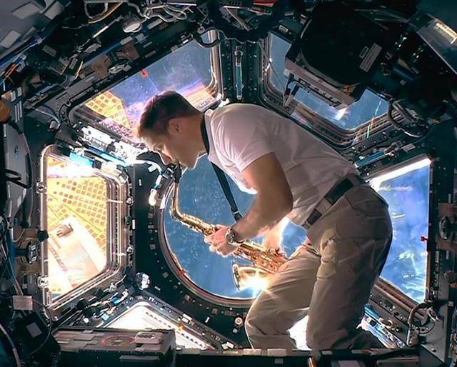 最为精彩的是最后在国际空间站上,宇航员用萨克斯吹出了《马赛曲