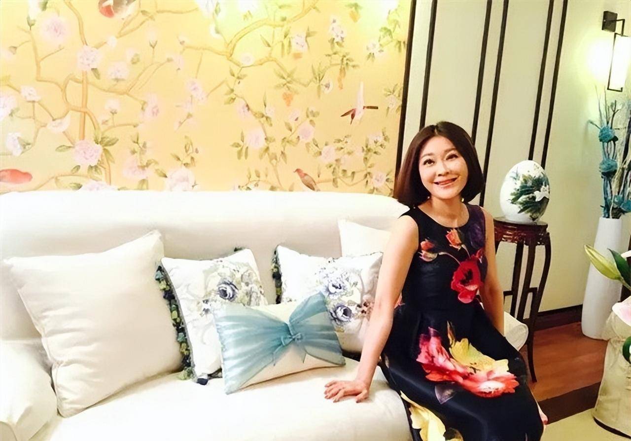 《交换空间》主持人王小骞,41岁高龄产女离开电视,今成网红主播_谭