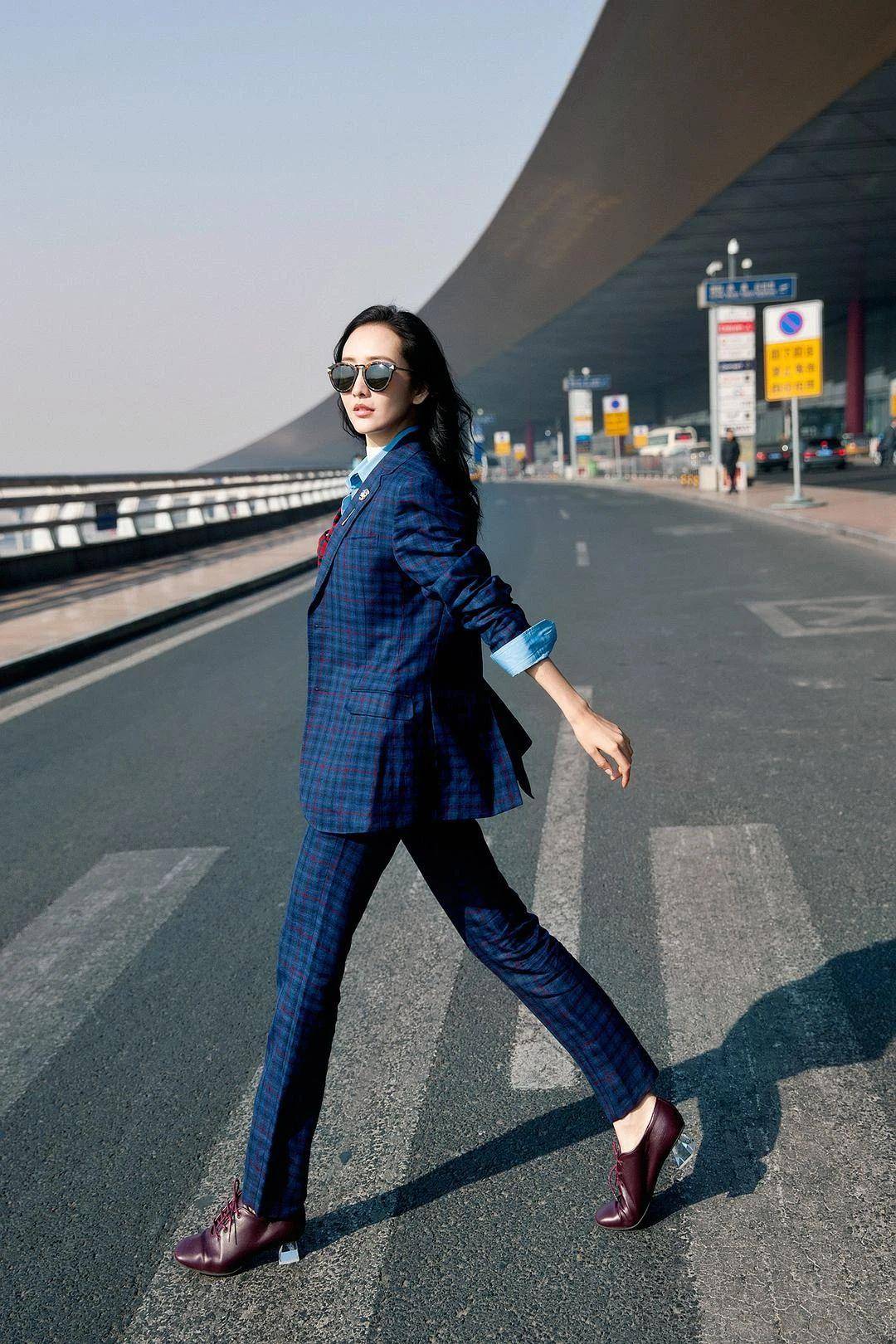 穿上后可以让你看起来更宽,而且王鸥还穿了一双深酒红色粗高跟鞋,搭配