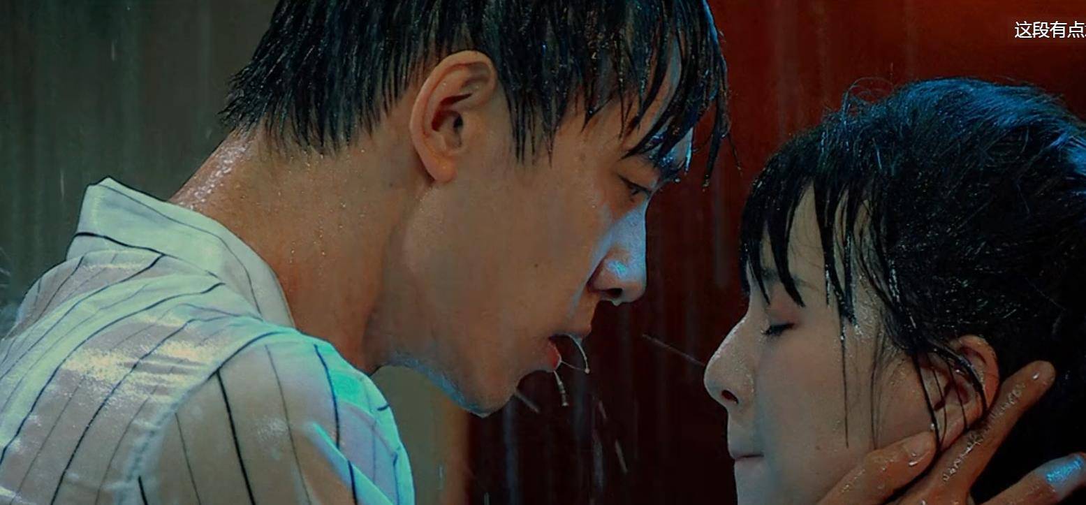 "拔丝之吻"让小彩旗再火了一把,看看现场是什么情况_晏紫东_观众_因为