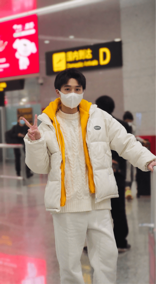 何佳城现身机场回家过年 与经纪人动作亲密疑似官宣_关系_媒体_事业