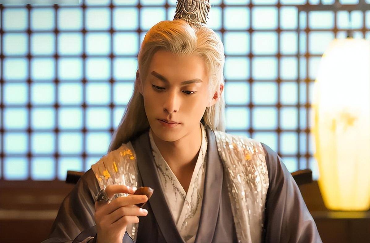 属于经典橙光游戏改编,王鹤棣饰演的男主尉迟龙炎是个知恩图报,面冷心