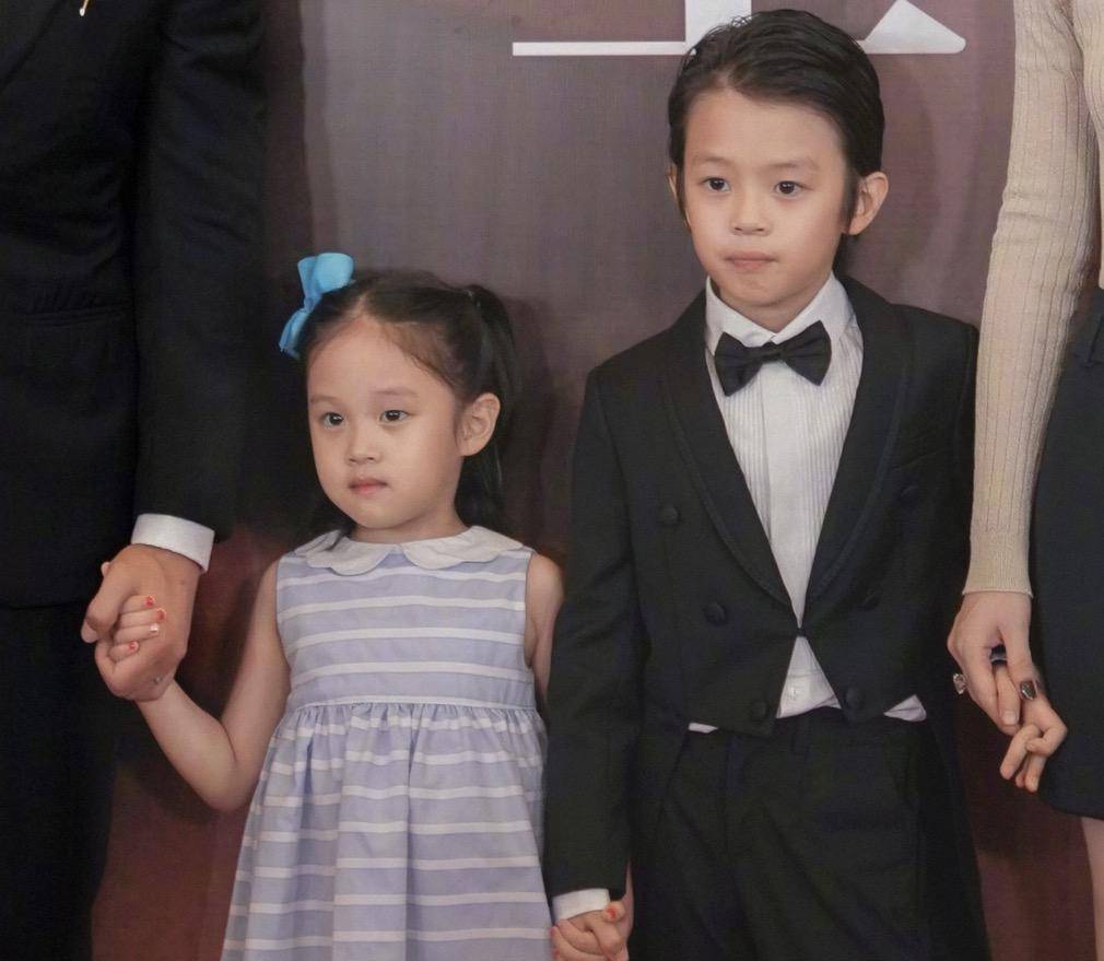 邓超《中国乒乓》已首播,儿子女儿参演,兄妹俩摘下口罩,美颜登场