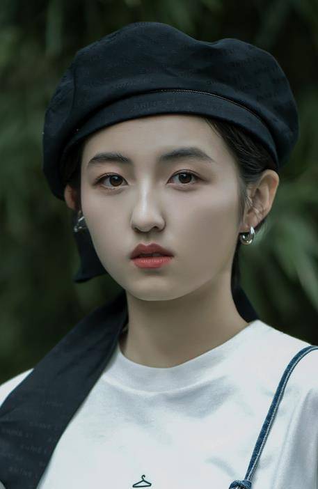 那么多仙女中,只有张子枫一个人是短发,为了拍戏剪掉了长发的妹妹看