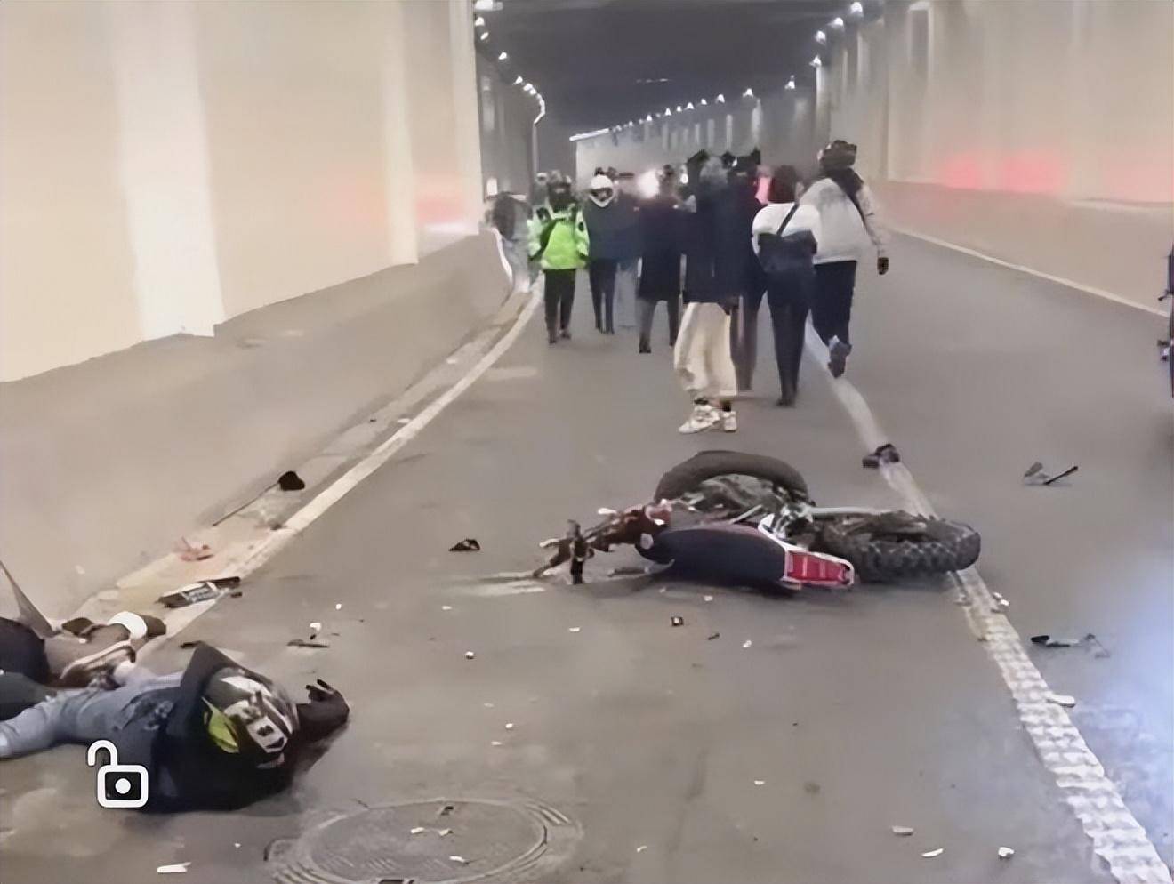 重庆一隧道摩托车飙车4人当场死亡 网友:耍酷的代价