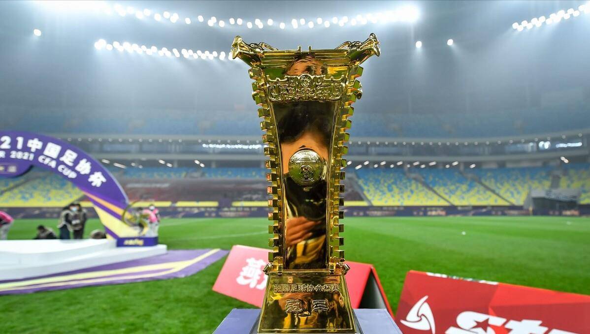 他们上赛季也获得了足协杯冠军,但是那个足协杯冠军是得益于中超诸强