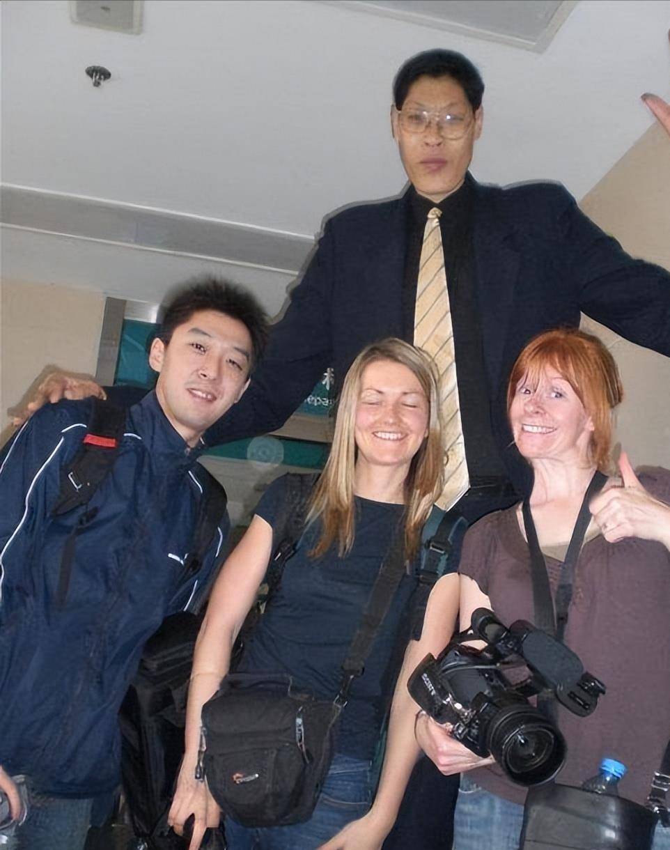 亚洲第一巨人张俊才:身高竟达2.42米,斩获世界纪录后生活如何?