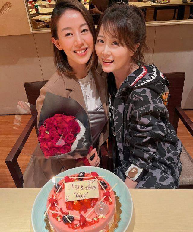 佘诗曼,梁靖琪,汤盈盈,钟丽淇,文颂娴,周家蔚,姚乐怡她们7人难得相聚