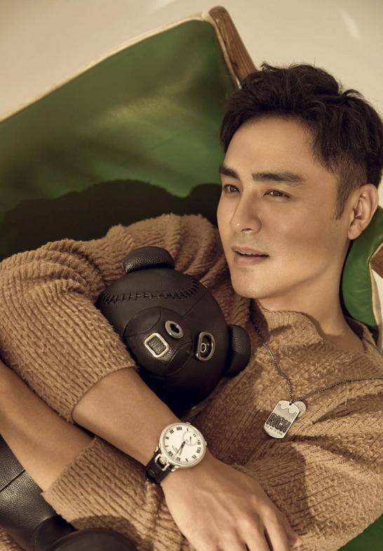 明道晒9个月儿子近照!脚丫一手握不住,给孩子穿板鞋被指不合适_网友_