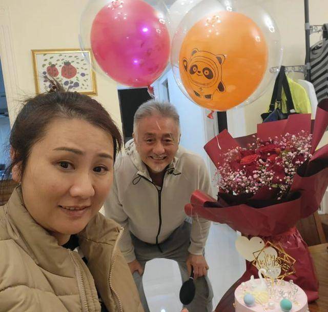 tvb老戏骨吴岱融送鲜花为老婆庆生夫妻俩甜蜜搂在一起切蛋糕_太太