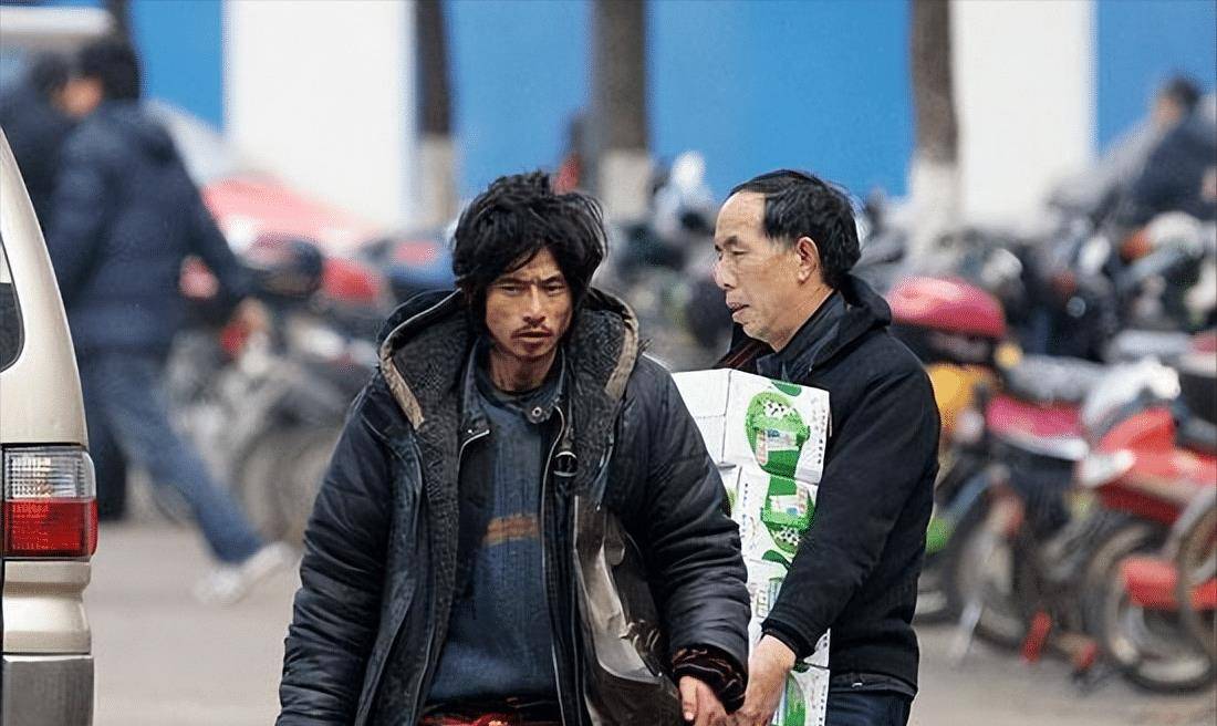 初代网红"犀利哥":曾是抗洪英雄疯后流落街头,如今怎样了?