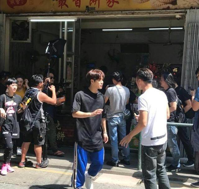 谢霆锋王嘉尔现身澳门录制节目被众人围观求合影_不知道_头发_妹子