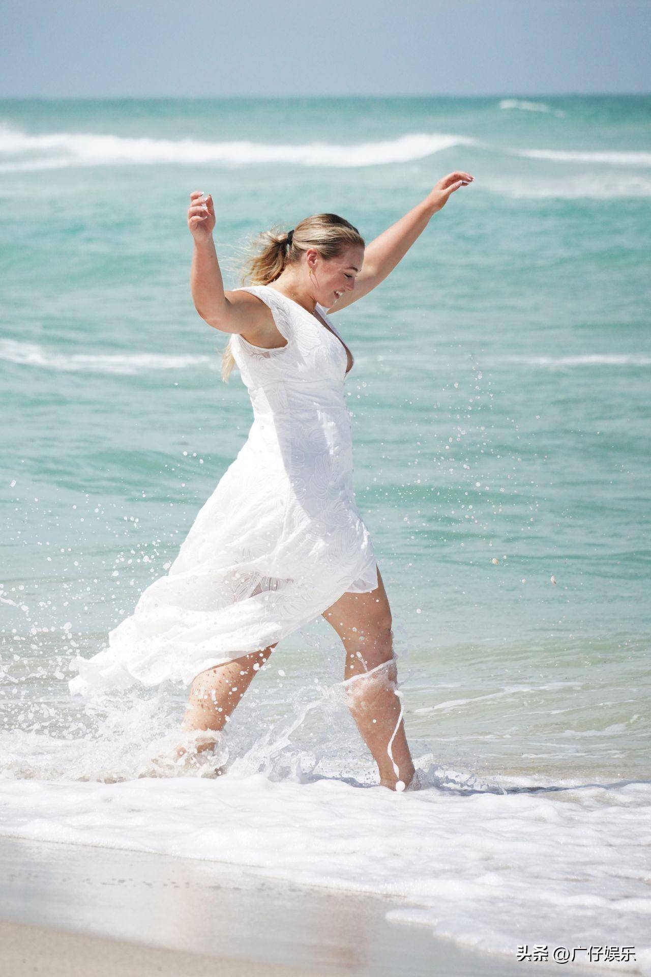 大码模特伊斯卡·劳伦斯现身海边,穿白色连身裙气派十足笑容甜美