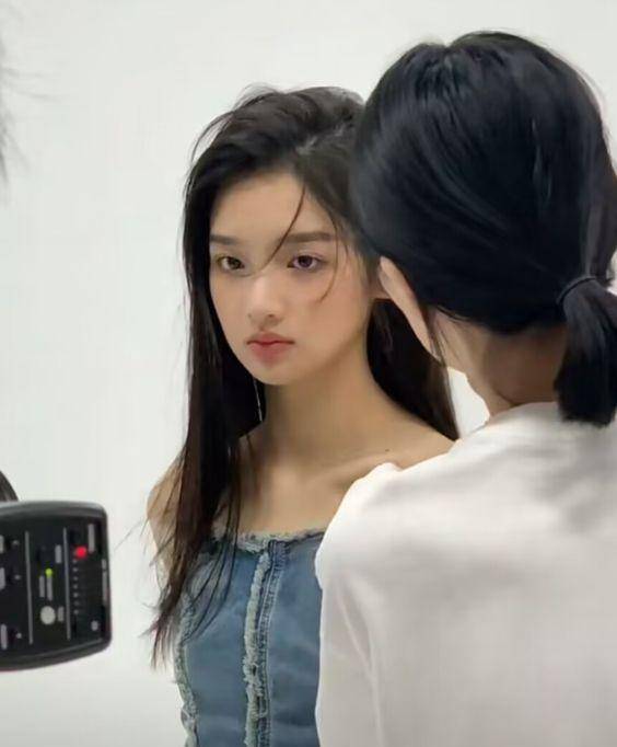 这位女生的身份也被网友扒了出来,她叫柳禹安,就读