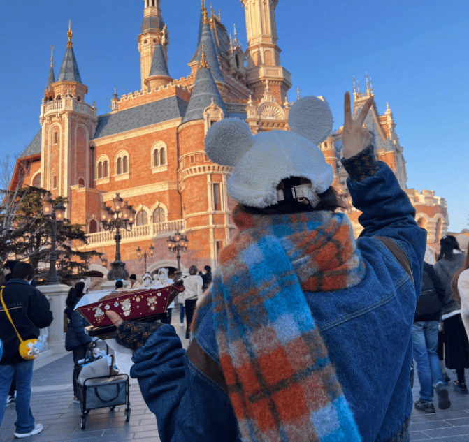 刘诗诗婚变风波后现身!与闺蜜迪士尼玩耍,吴奇隆带娃回台没露面