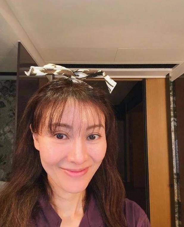 李嘉欣曾被称"香港第一美人",如今晒50岁近照,却引来一片嫌弃_时候