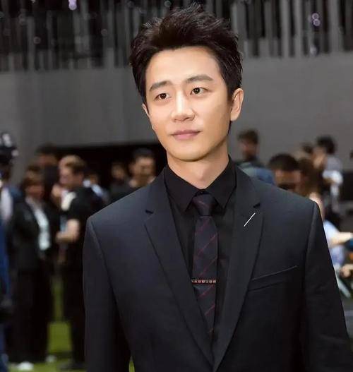 黄轩对着郭京飞叹气:以后给的片酬再高,我也不会跟你一起拍戏了_因为