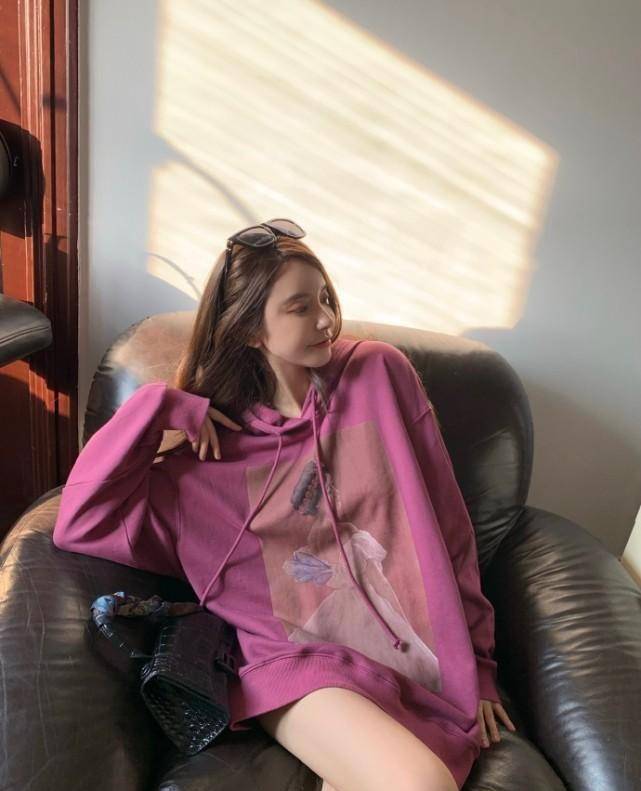 和以往一样,张大奕这次也忘不了自己的美腿.