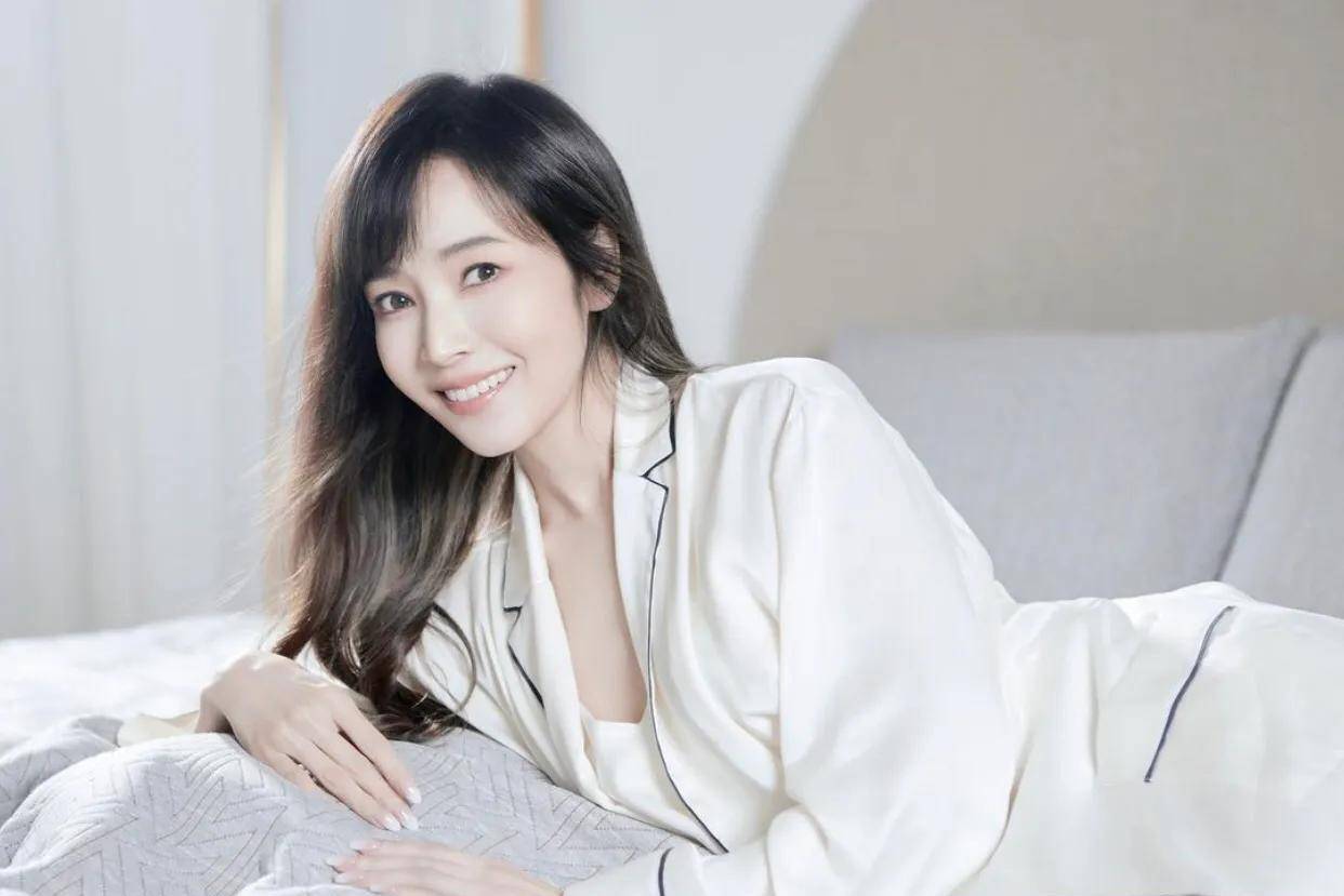 侯佩岑晒睡美人照,45岁像少女,网友还是放不下周杰伦_周后_蝴蝶