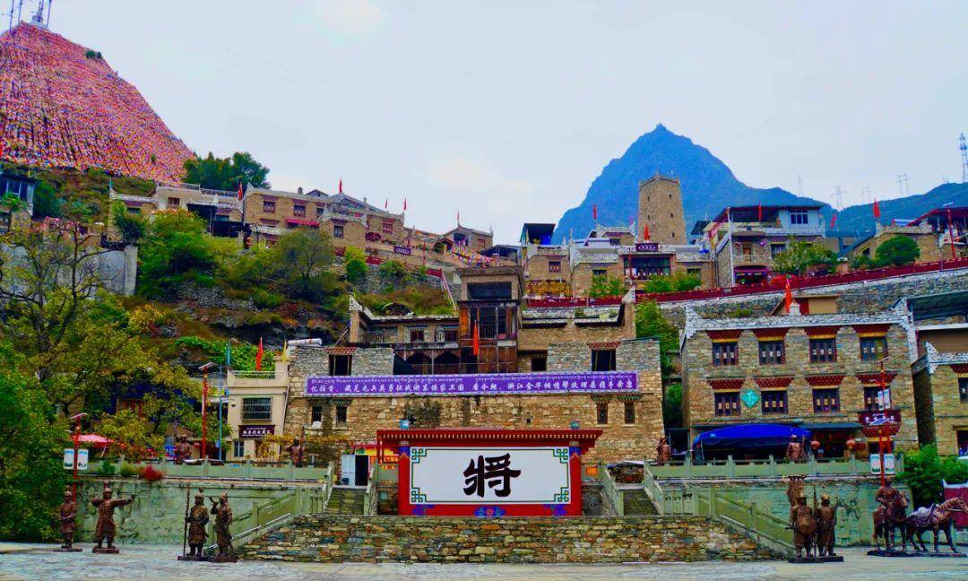 【甘堡藏寨】川西有座山坡上的古村落,加绒藏区第一寨_历史_信仰_理县