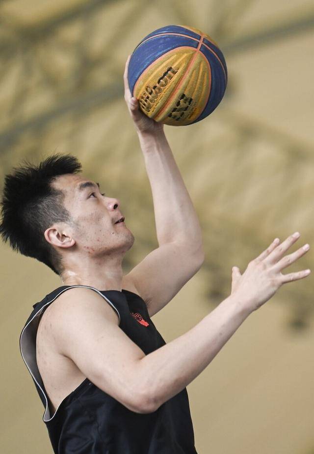 郑毅不认可官方淘汰他的发挥不稳定理由,坦言自己不是草根球员_贾磊