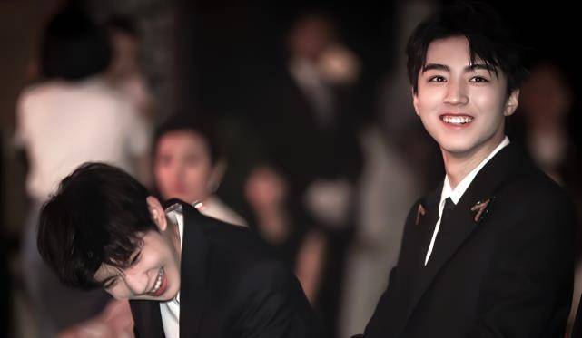 原创王源和王俊凯发糖,点赞粉丝p图合照,对视很甜凯源是真的_视频