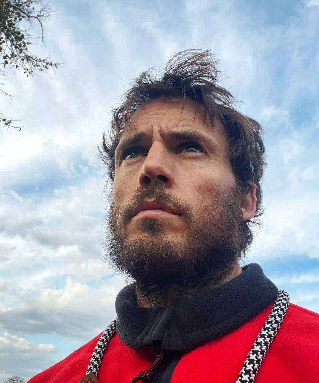 原36岁英国男星山姆克拉弗林变身大胡子大叔,保鲜能力不强?