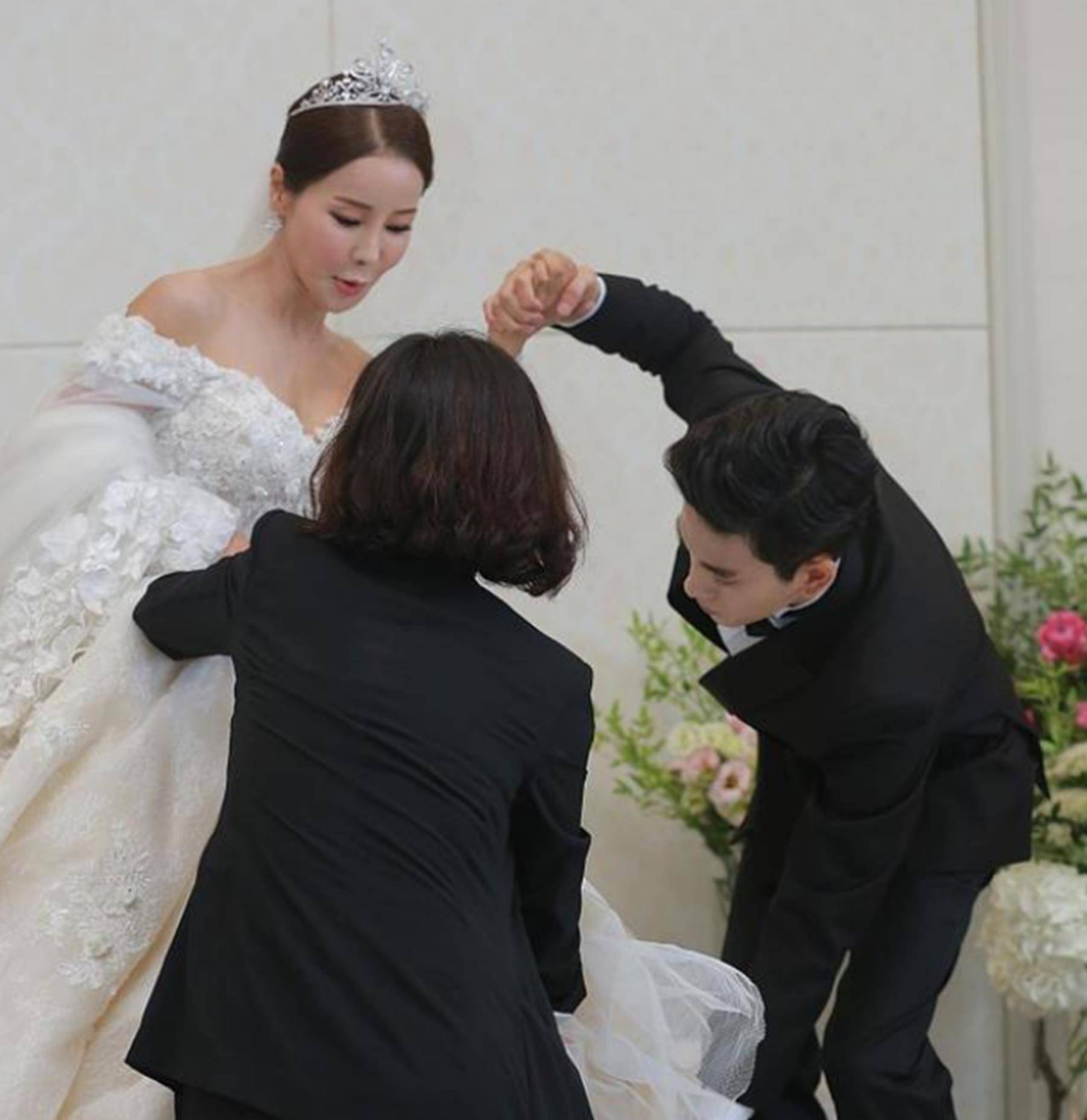 被小17岁富豪送豪车追求,结婚3年为孩子发愁_柳弼立_米娜_年龄