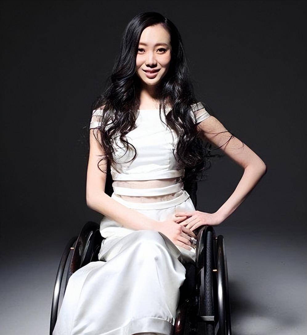 刘岩奥运彩排中摔成瘫痪,让张艺谋愧疚一生,如今用手舞重获新生_舞蹈